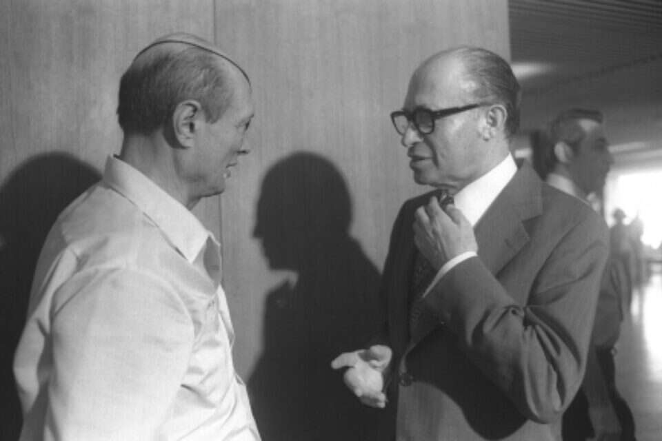 משה דיין ומנחם בגין. המזנון היה מרכז העצבים של משכן הכנסת ,