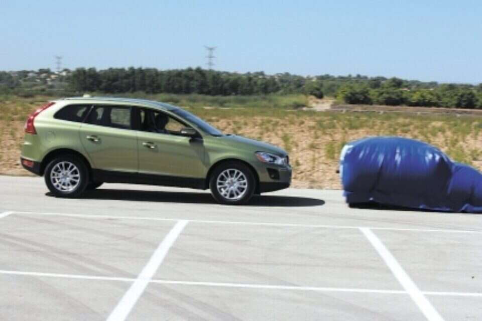 וולבו XC60 בהדגמת בלימה עצמית ללא התערבות הנהג ,