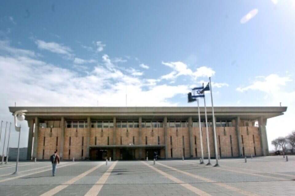 מושב הקיץ נמשך פחות משלושה חודשים, מתוכם עבדו הח"כים 54 ימים ,