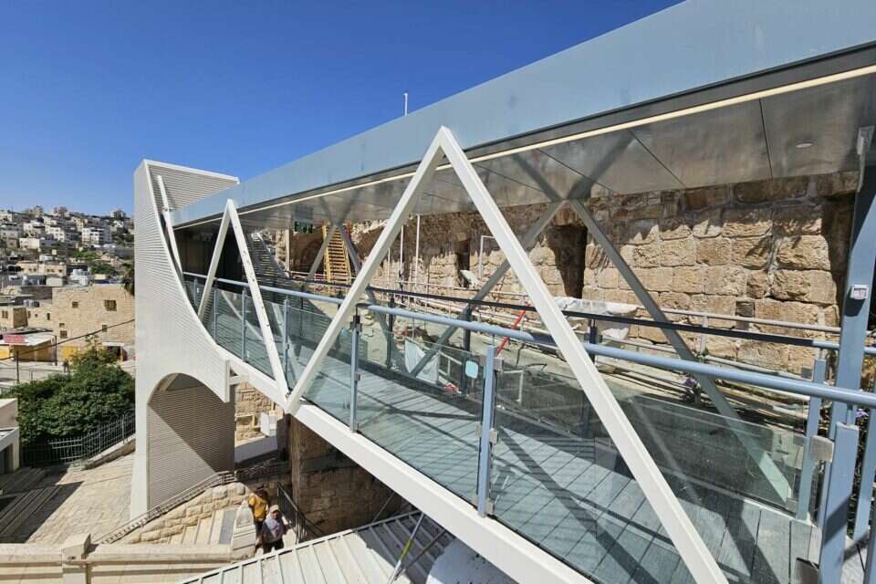המעלית במערת המכפלה , המנהל האזרחי