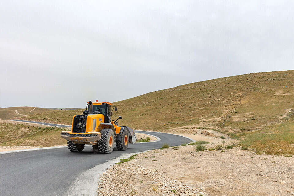 הדרכים נסללות ופוצעות את המדבר, העיר הולכת ונבנית