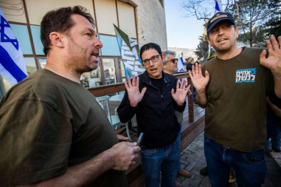הפגנת מחאה מחוץ למשרדי קהלת, עם המנכ"ל מאיר רובין , אורן בן חקון