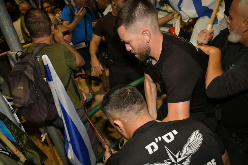 מפגינים בקיסריה מתעמתים עם כוחות הביטחון ,