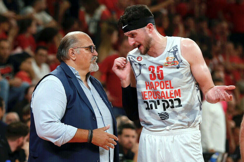 הנקינס ודז'יקיץ' , אלן שיבר