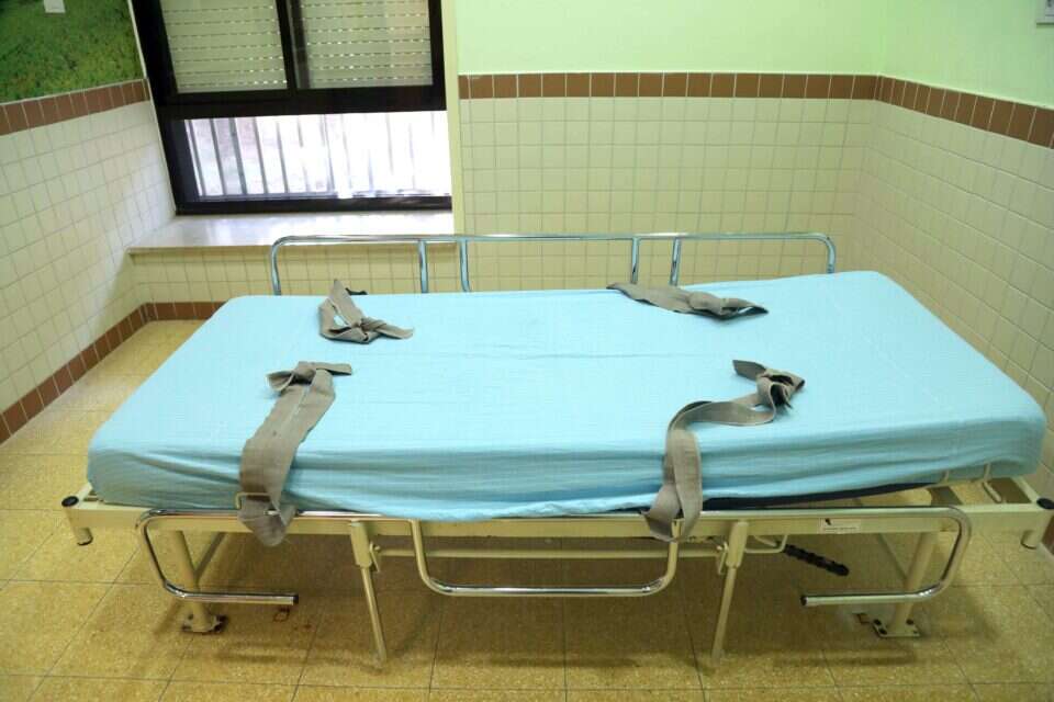 פרקטיקה אכזרית. מיטת קשירות באחד מבתי החולים בארץ , גדעון מרקוביץ