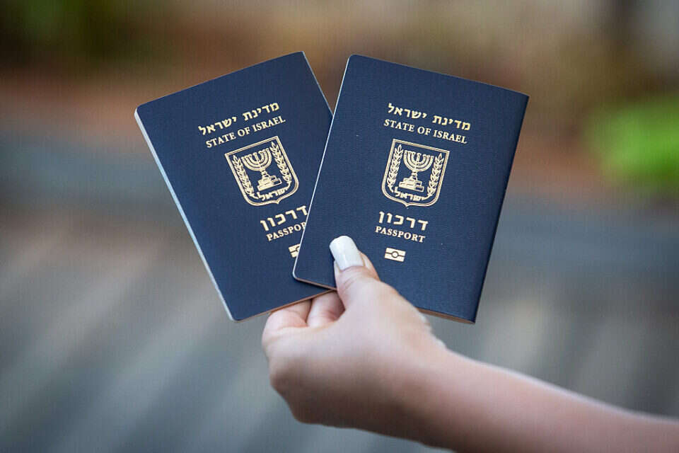יש להגיע עם דרכון פיזי ולא צילום , עמי שומן