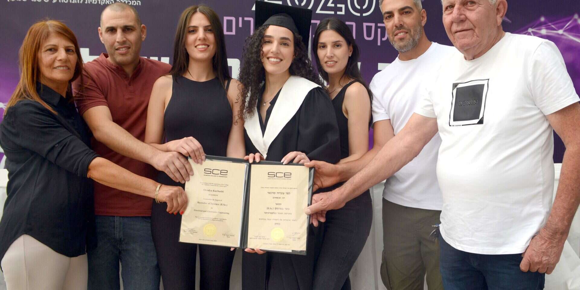 "מסורת משפחתית". עדי (במרכז) עם ארבעת אחיה והוריה , דודו גרינשפן