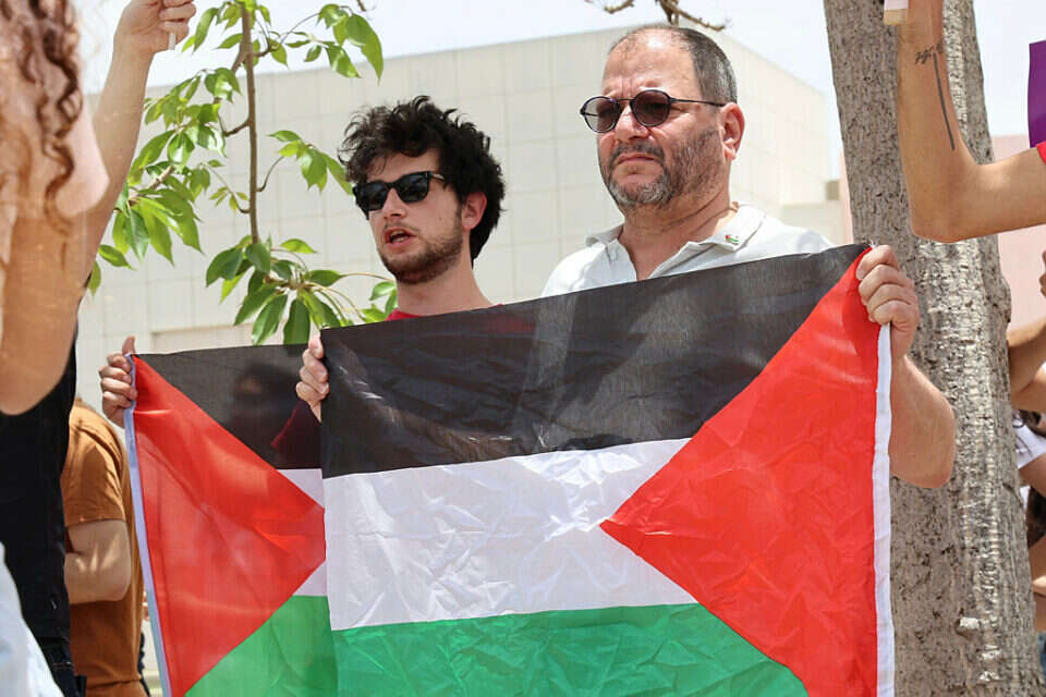 מחאה נגד הצעת החוק למנוע הנפת דגלי אש"ף באוניברסיטאות
בה השתתף ח"כ עופר כסיף , קוקו