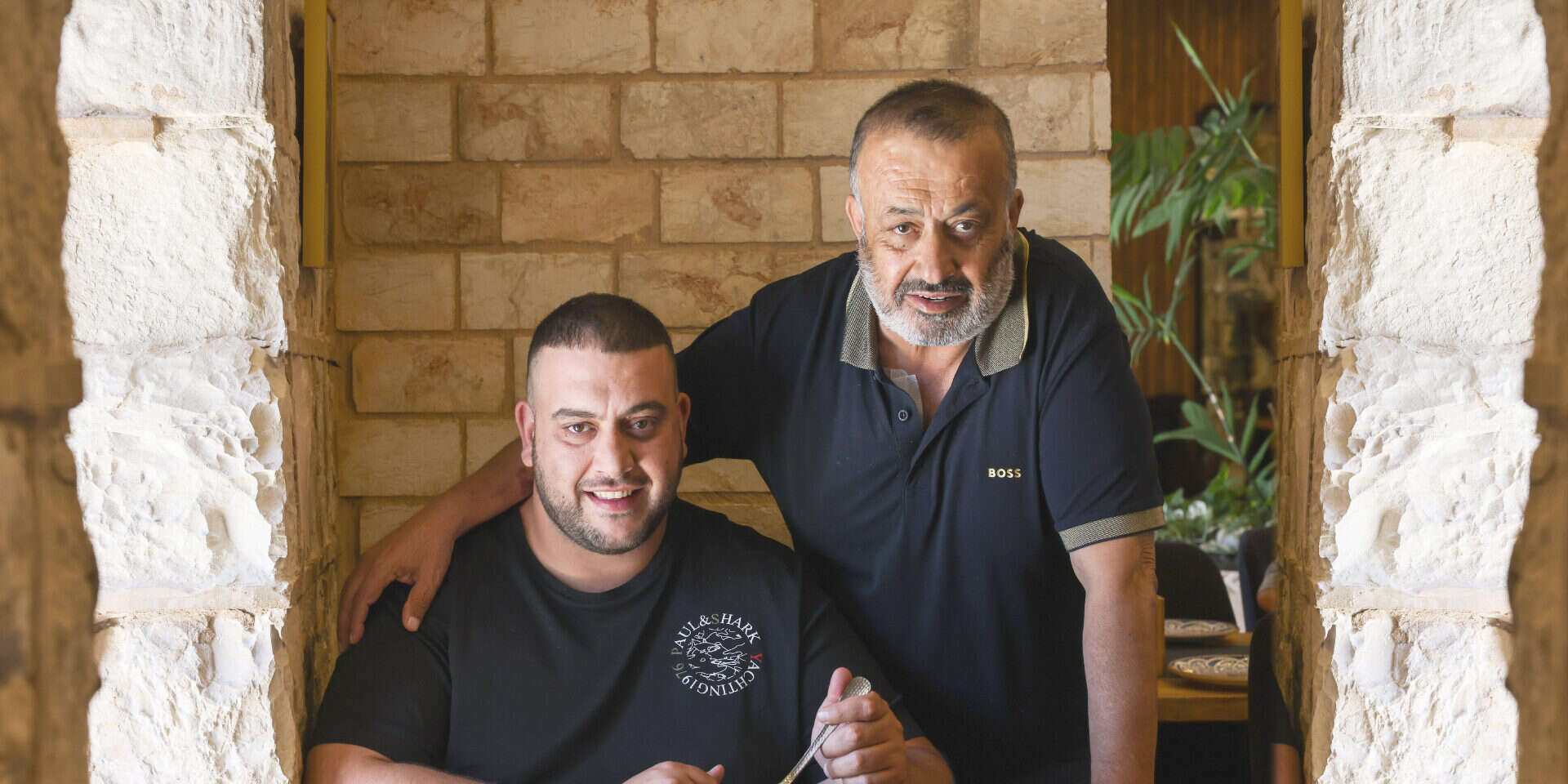 "אני ירקתי דם בשביל השם הזה, תשמור עליו ויהיה לך טוב". חוסאם ומוחמד עבאס במסעדת אלבאבור , איתיאל ציון