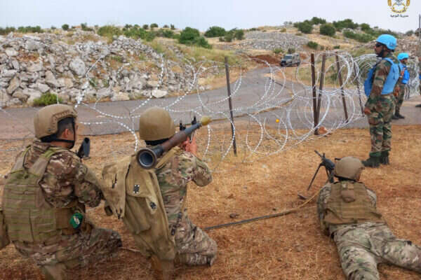 Un soldat libanais braque un RPG sur une force de Tsahal, l'armée libanaise