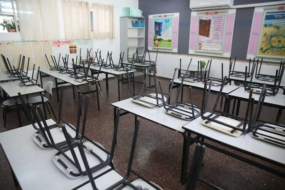 חסר תקדים: הורים זרקו ביצים ואבנים על מורות - בית הספר הושבת