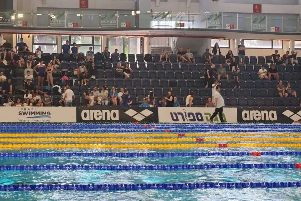 היציעים הריקים במכון וינגייט , אורן אהרוני