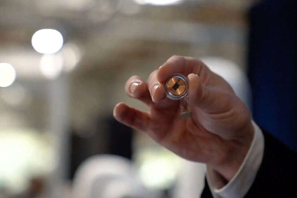 אילון מאסק, בעלי חברת Neuralink, מציג את השבב של החברה שאמור להתחבר למוח האנושי. ארכיון , איי.אף.פי