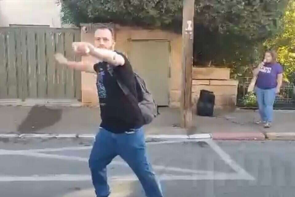 זורק ביצה לעבר המפגינים , מיכל ג'נסוב