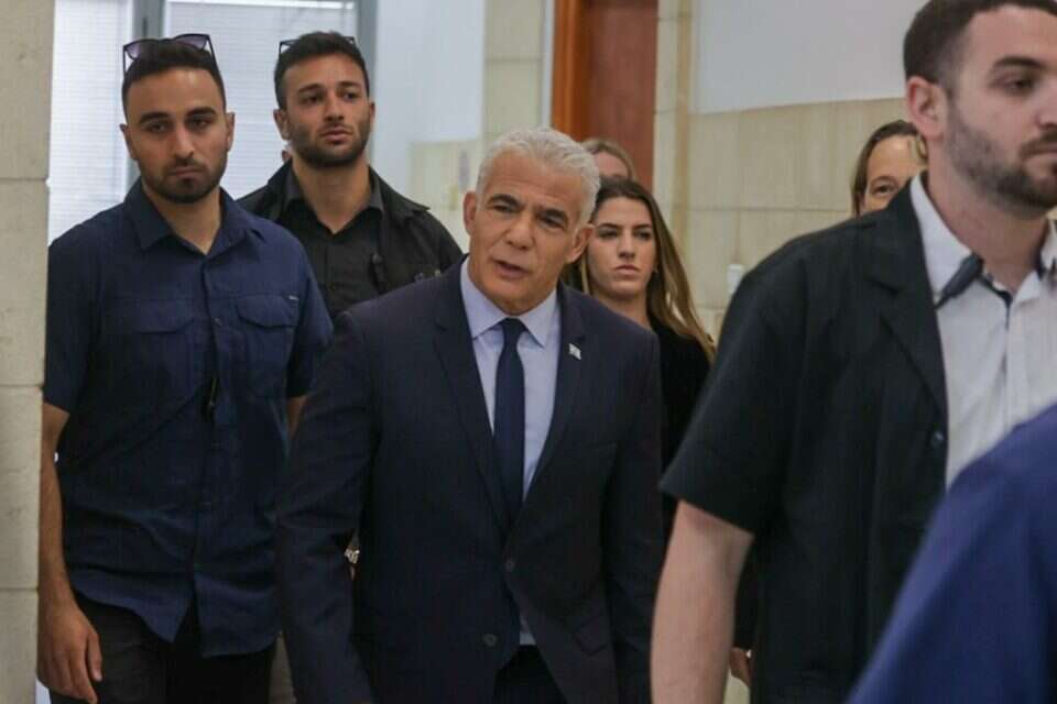 לפיד הגיע לביהמ"ש למסור עדות , אורן בן חקון