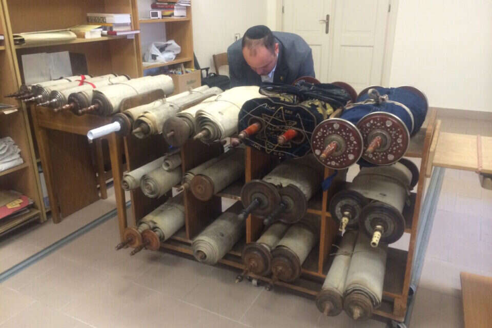 ג'וני דניאלס, יו"ר "ממעמקים", עם ספרי התורה // ג'וני דניאלס, יו"ר "ממעמקים", עם ספרי התורה ,