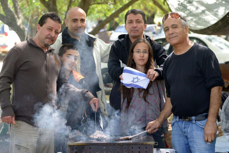 ישראלים עושים על האש ביום העצמאות , ג'יני