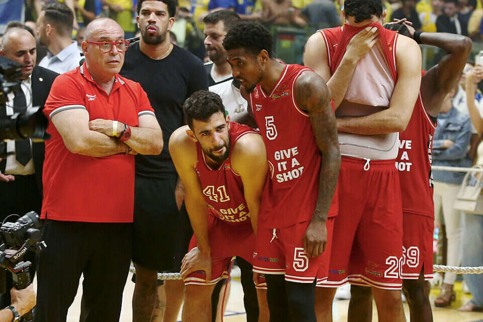 האדומים אחרי ההפסד אתמול בהיכל. שאפו גדול , אלן שיבר