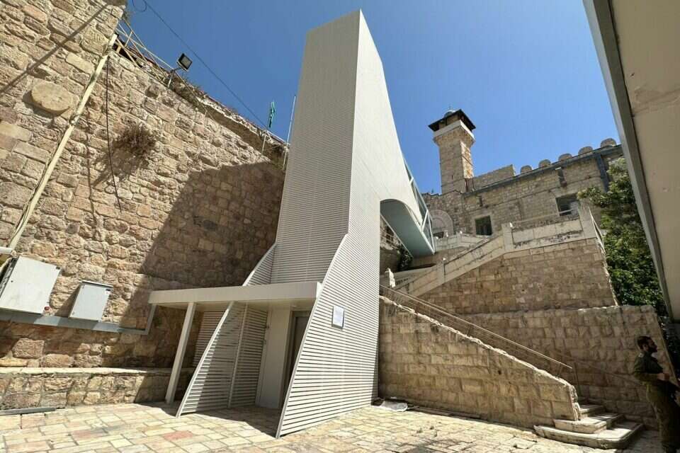 שנים של מאבק. המעלית במערת המכפלה ,