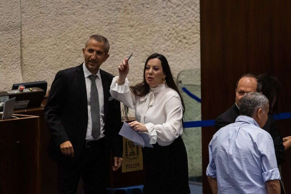סירבה להסיר את מועמדותה וזעמה על חברי הקואליציה. טלי גוטליב מצביעה , אורן בן חקון