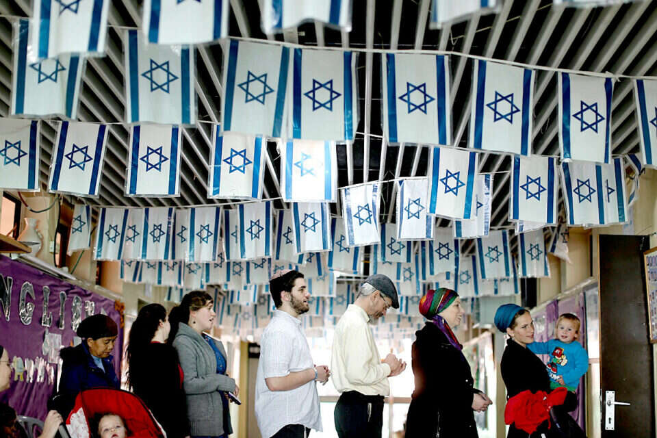 צילום: אי.פי.אי // עומדים בתור כדי להצביע, אתמול בקריית ארבע , 