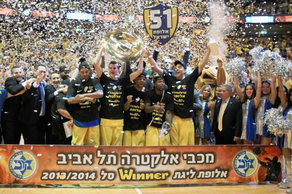 מכבי ת"א מניפה עוד צלחת, איך ייראה גמר הפלייאוף בשנה הבאה? // צילום: אלן שיבר // מכבי ת"א מניפה עוד צלחת, איך ייראה גמר הפלייאוף בשנה הבאה? ,