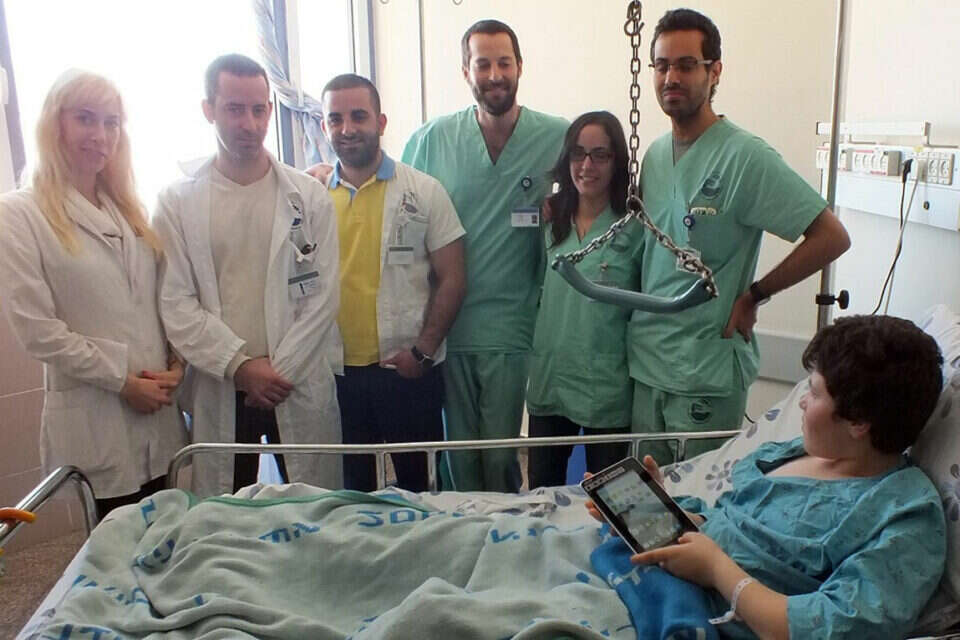 הנער והסטודנטים. "נלחם ומתמודד לבד, בלי אבא ואמא" // צילום: מיה צבן, ביה"ח פוריה // הנער והסטודנטים. "נלחם ומתמודד לבד, בלי אבא ואמא" ,