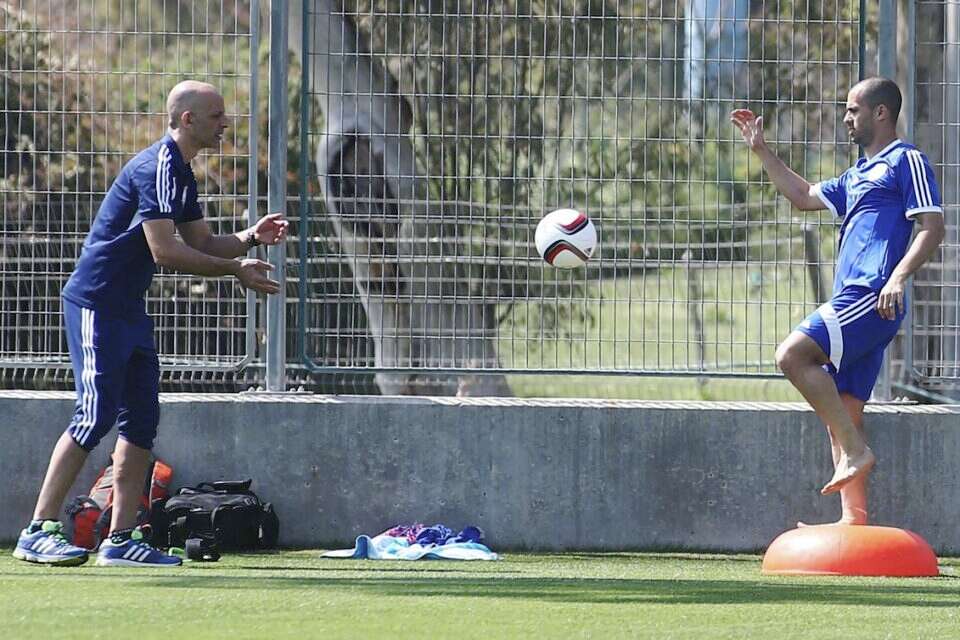 צילום: אלן שיבר // ורמוט עובד עם הצוות של נבחרת ישראל. נצטווה לנוח ,