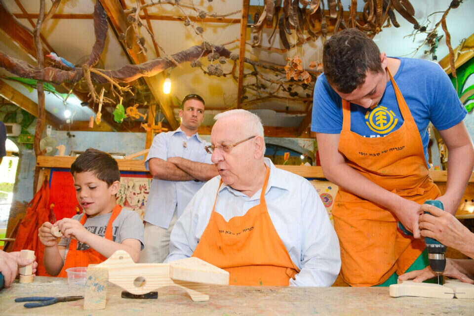 הנשיא ריבלין בנגרייה בעין גב. חופשה משפחתית // צילום: גיל אליהו/ג'יני // הנשיא ריבלין בנגרייה בעין גב. חופשה משפחתית ,