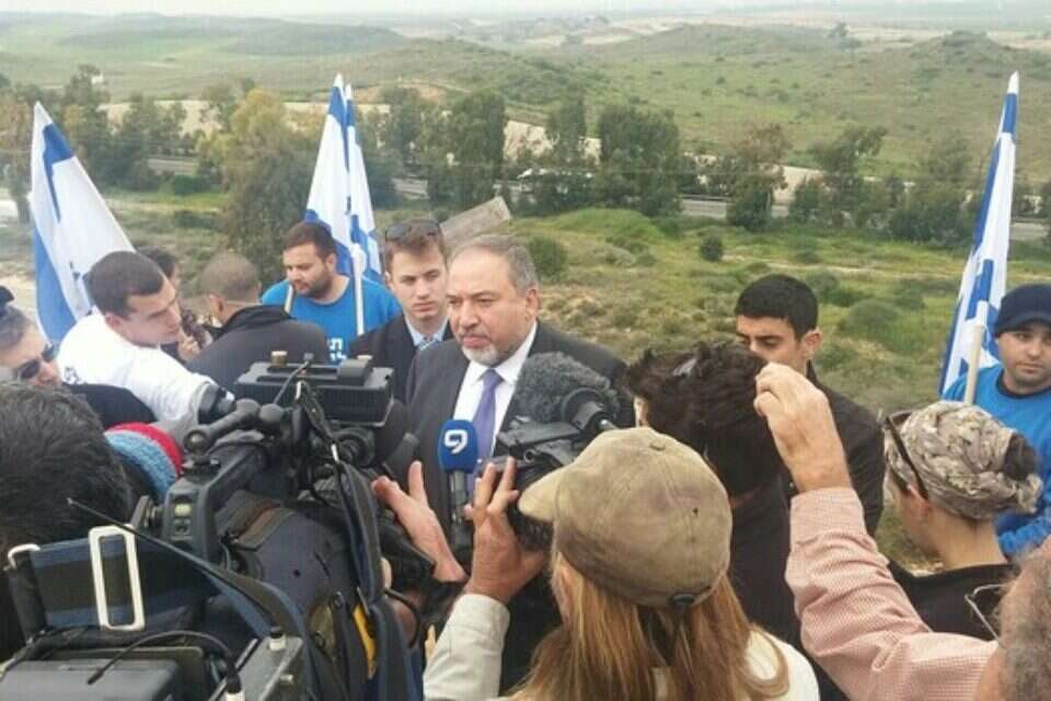 שר החוץ אביגדור ליברמן בסיור בדרום במהלך "צוק איתן" // צילום: ישראל ביתנו // שר החוץ אביגדור ליברמן בסיור בדרום במהלך "צוק איתן" ,
