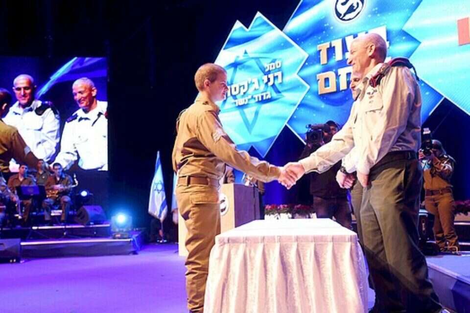 הענקת תעודת הערכה להוריו של סא"ל קידר ז"ל ולאלמנתו // צילום: דודו גרינשפן // הענקת תעודת הערכה להוריו של סא"ל קידר ז"ל ולאלמנתו ,