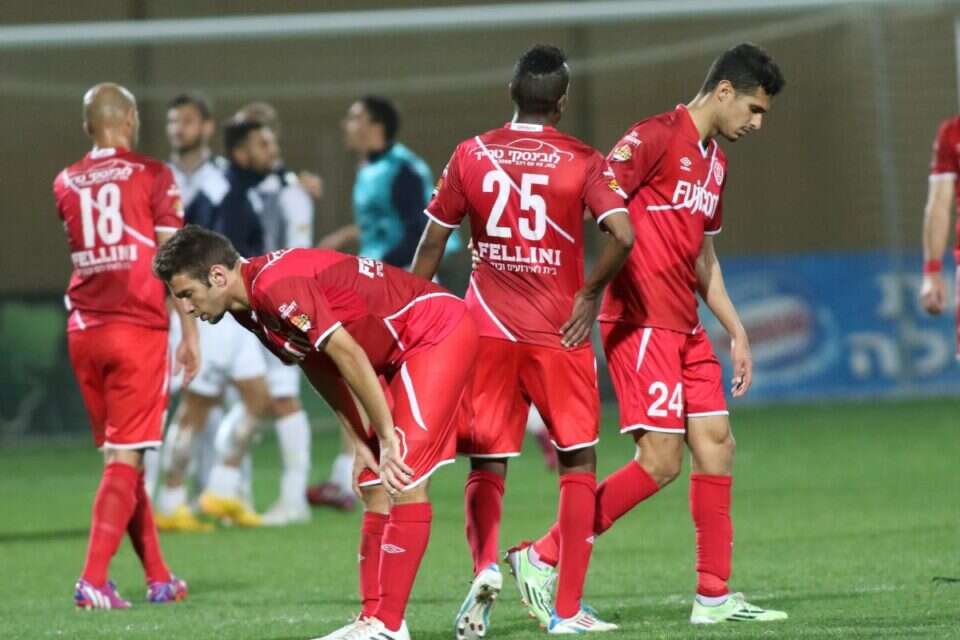 צילום: יוסי שקל // מתוסכלים ומאוכזבים. שחקני הפועל ת"א ,