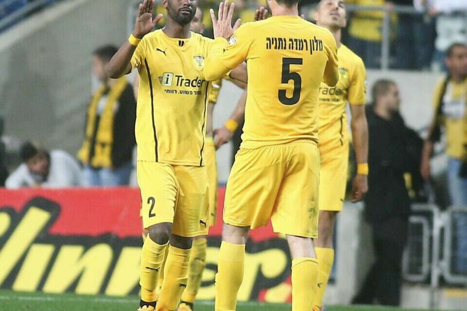 שחקני בית"ר ירושלים. במקום לשמוח מהניצחון, דאגו לשלום הבעלים // אלן שיבר // שחקני בית"ר ירושלים. במקום לשמוח מהניצחון, דאגו לשלום הבעלים ,