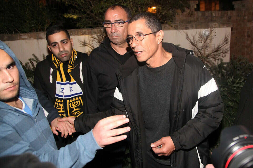 טביב עם אוהדי בית"ר ירושלים שבאו לתמוך בו, אמש  //  צילום: גדעון מרקוביץ' // טביב עם אוהדי בית"ר ירושלים שבאו לתמוך בו, אמש , 