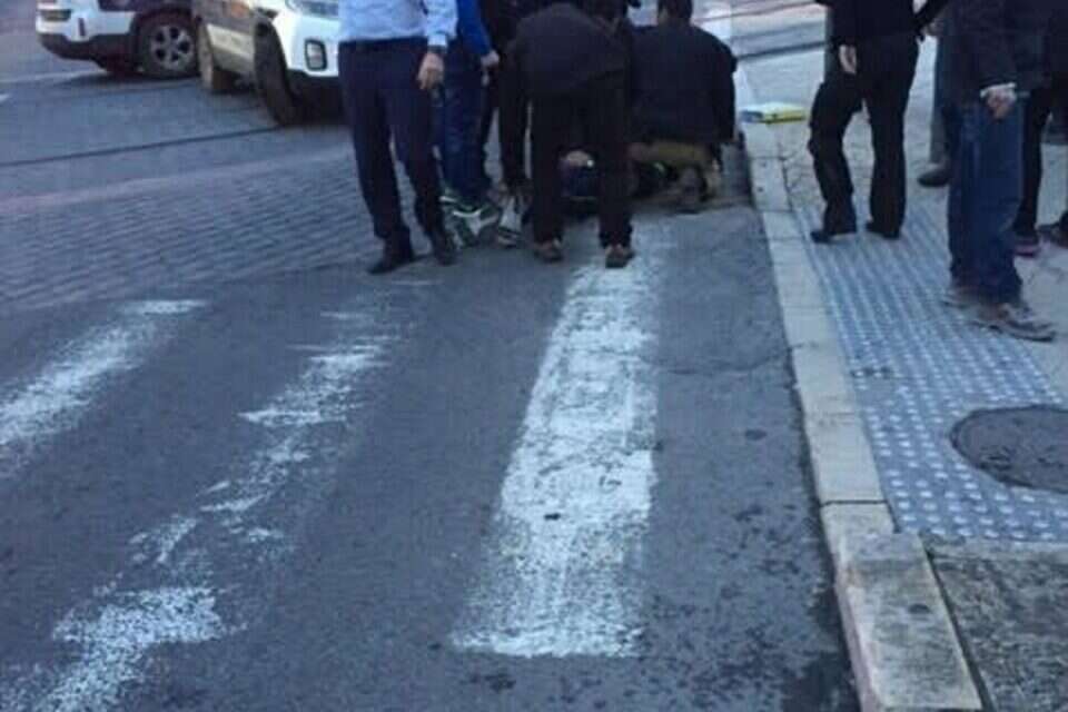 רגע ההשתלטות של פמליית ראש העירייה על החשוד // צילום: אפריים בחדרי חרדים // רגע ההשתלטות של פמליית ראש העירייה על החשוד  , 