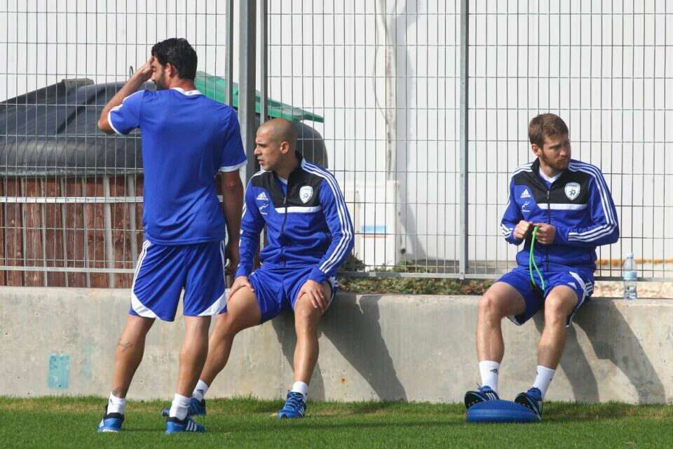 ייני, בן הרוש וטיבי יושבים בצד בזמן האימון // עמי שומן // ייני, בן הרוש וטיבי יושבים בצד בזמן האימון ,