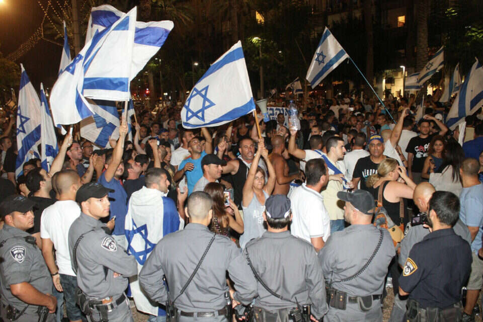 המפגן הקודם של הימין בכיכר רבין, במהלך מבצע צוק איתן // צילום ארכיון: רוני שיצר // המפגן הקודם של הימין בכיכר רבין, במהלך מבצע צוק איתן ,