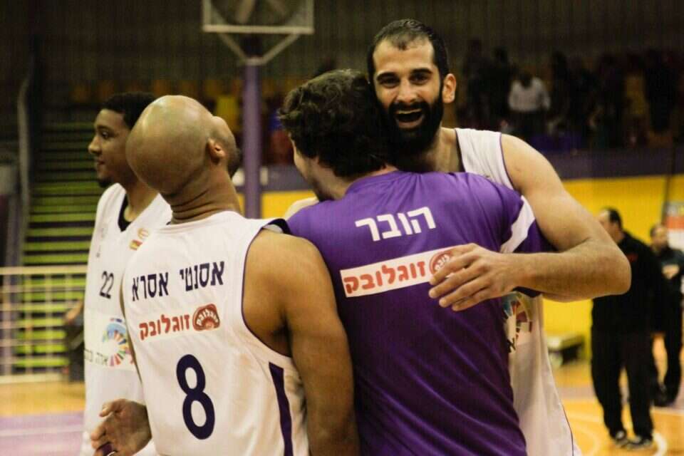 רוברט רות'בארט מנהריה חוגג את הניצחון על חולון , 