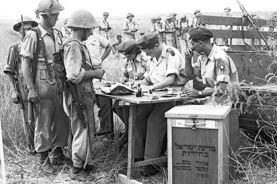 קלפי בשטח צבאי, בבחירות לכנסת, יולי 1951  //  צילום: מנדלסון הוגו/לע"מ // קלפי בשטח צבאי, בבחירות לכנסת, יולי 1951  , 