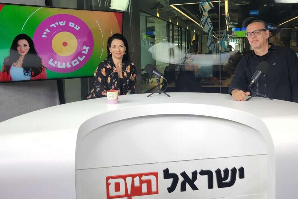 שיר זיו ואייל דורון  , מערכת ישראל היום
