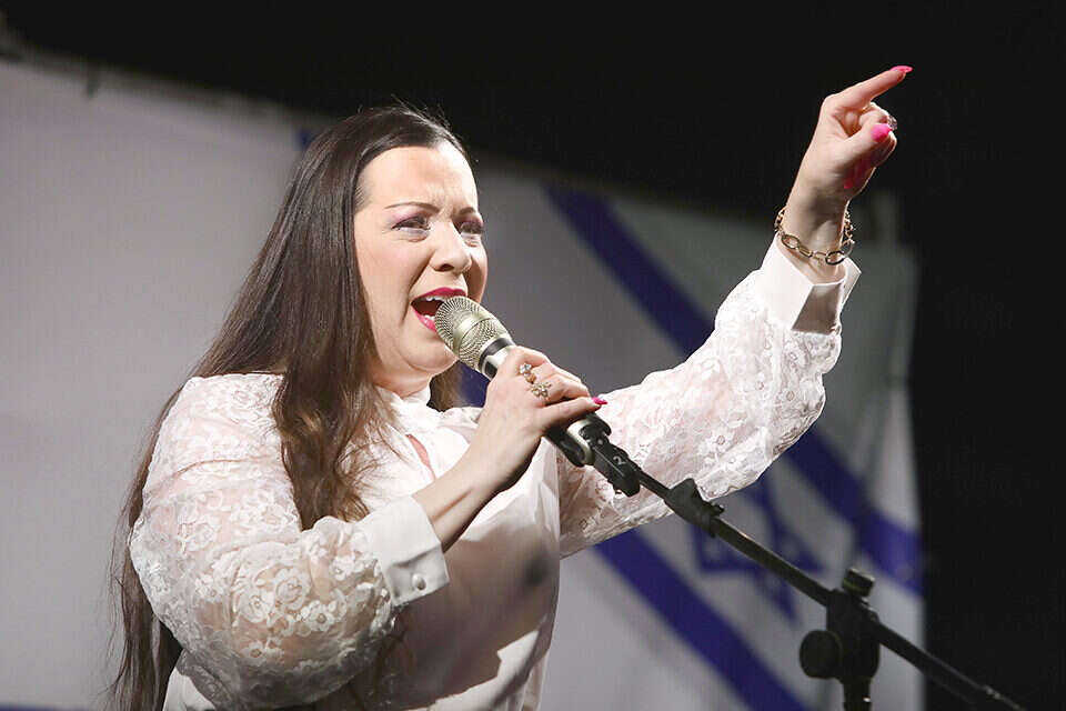 מטלטלת את הספינה. טלי גוטליב