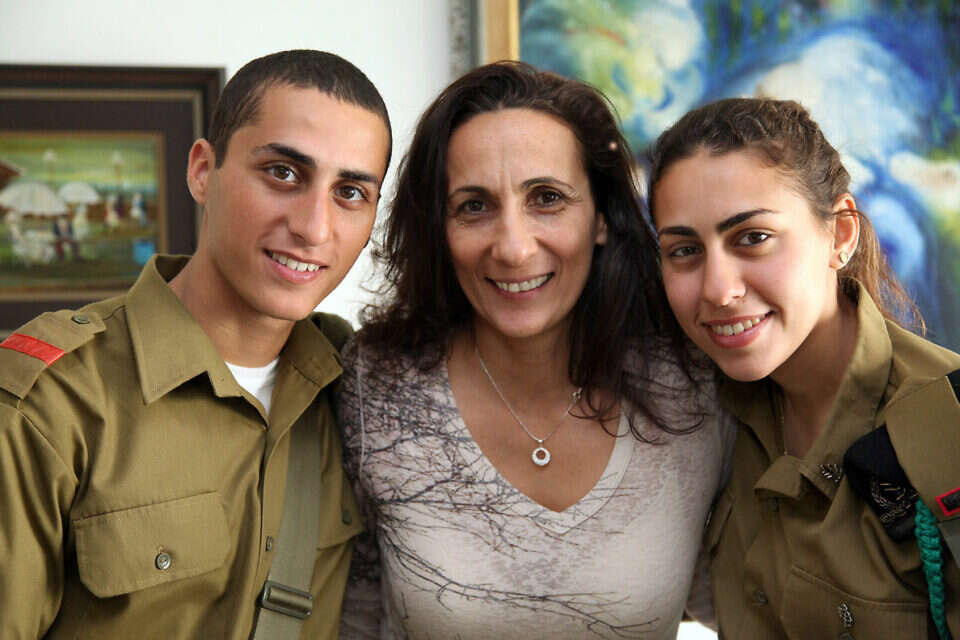רותם ותומר ציפרוט עם אמם לאה // צילום: גדעון מרקוביץ' // רותם ותומר ציפרוט עם אמם לאה ,