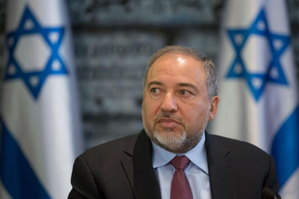 שר החוץ ליברמן ידון בעתידם של השלושה // שר החוץ ליברמן ידון בעתידם של השלושה ,