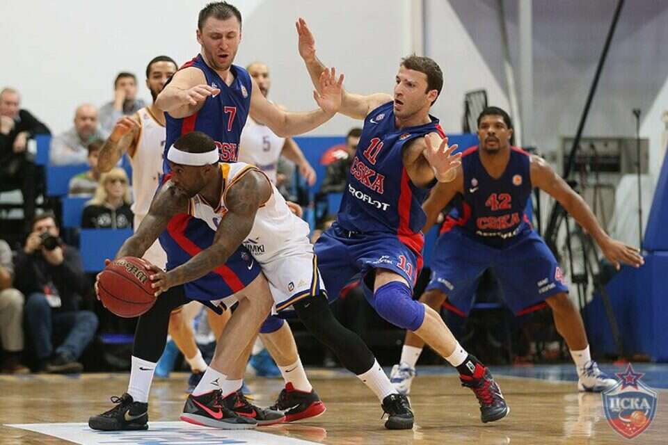 צילום: cskabasket.com // מרקוישווילי ופרידזון חסרי אונים מול טייריס רייס, השבוע ,