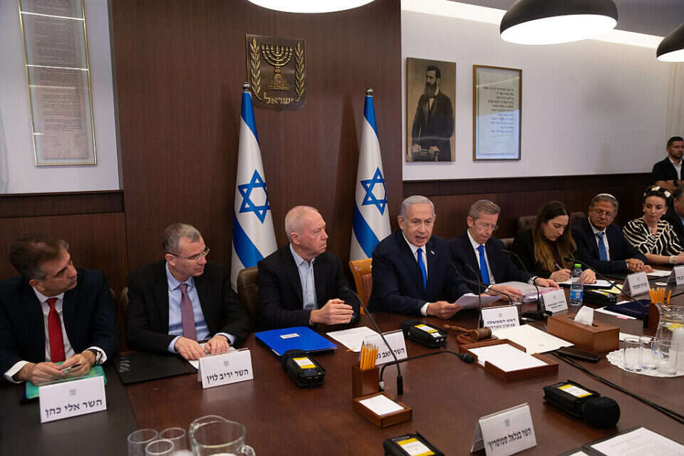 ישיבת ממשלה , אלכס קולומויסקי