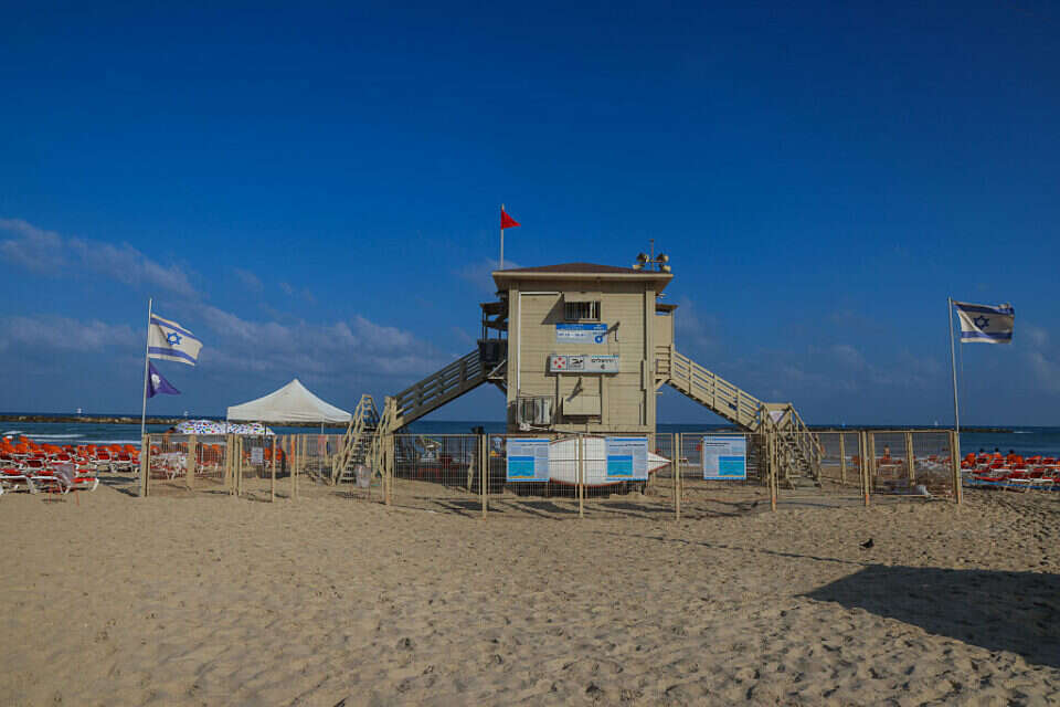 ממשיך להיות חם מהרגיל עם טמפרטורות גבוהות מהממוצע לחודש נובמבר. רוחצים בחוף מכמורת (ארכיון) , יהושע יוסף