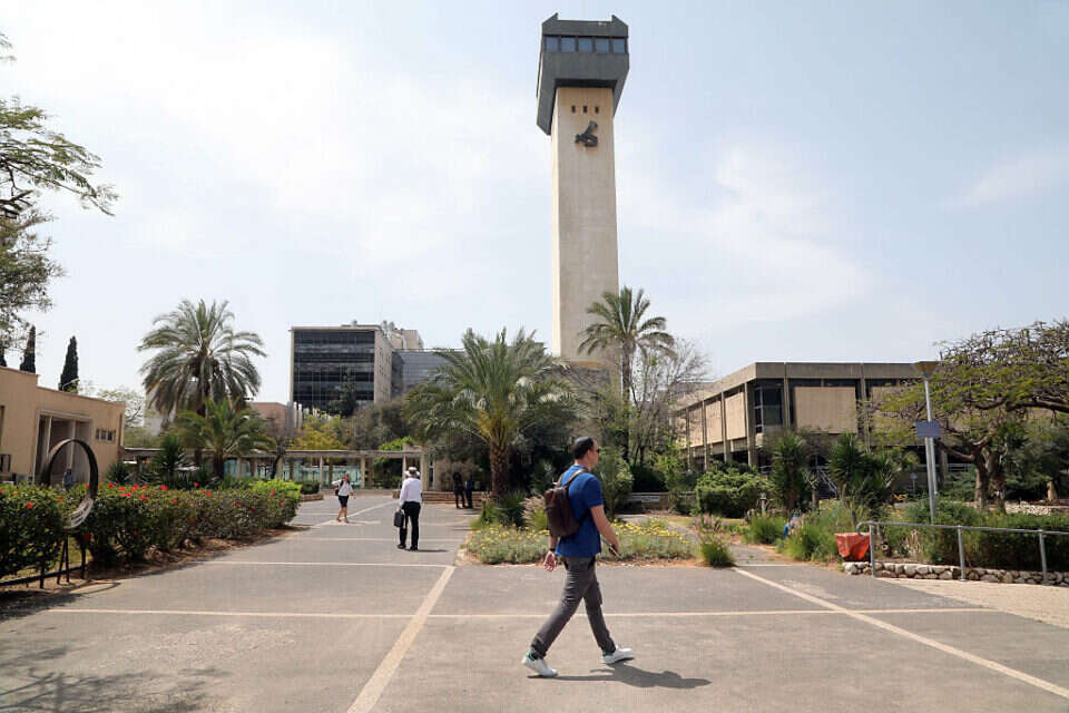 "תקרת זכוכית נפרצה". אונ' בר אילן, אילוסטרציה , גדעון מרקוביץ
