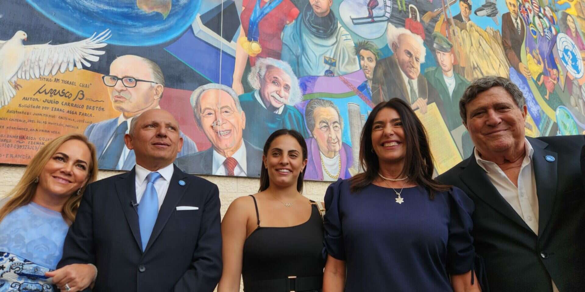 נחשף ציור הקיר בהשתתפות שרים ושגרירים , יהונתן שאול