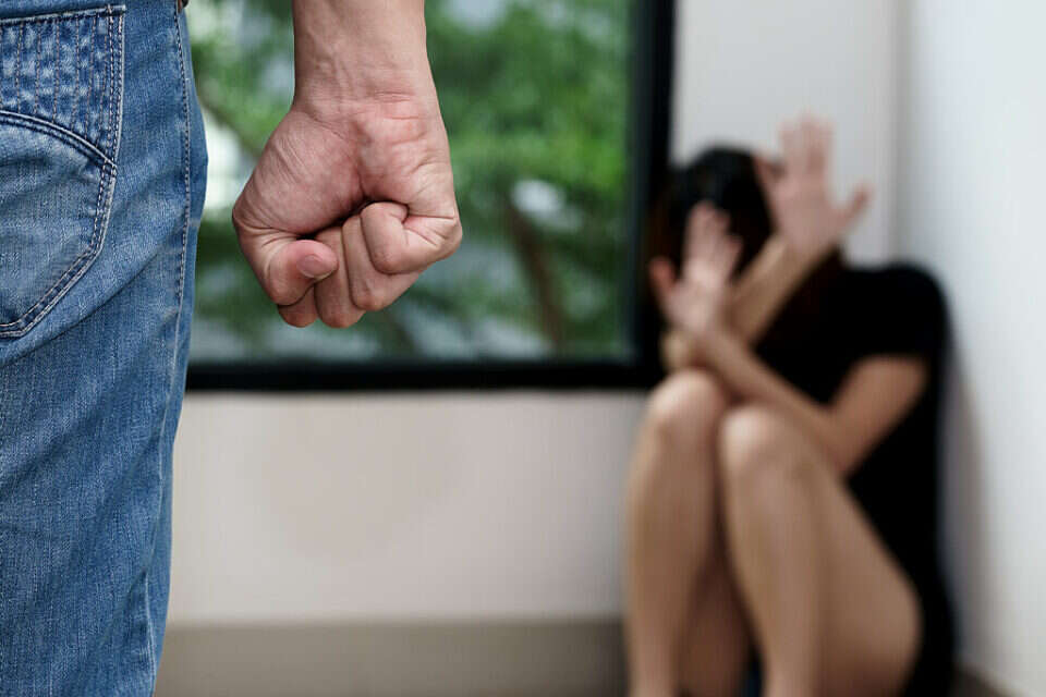 חשוד שאיים ברצח על בת זוגו והצמיד סכין לתינוק. אלימות במשפחה (אילוסטרציה) , GettyImages