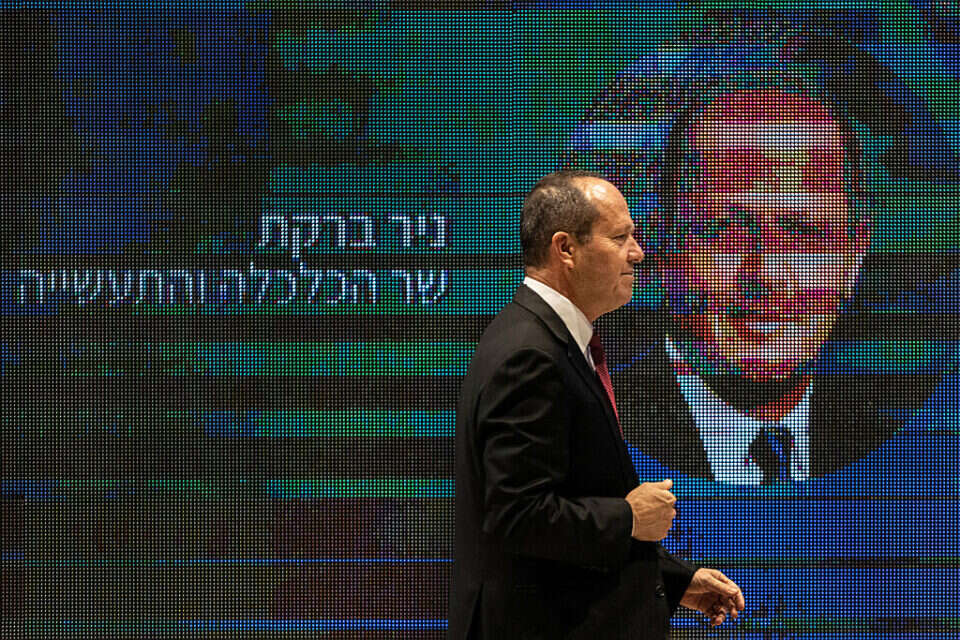 שר הכלכלה ניר ברקת , ללא